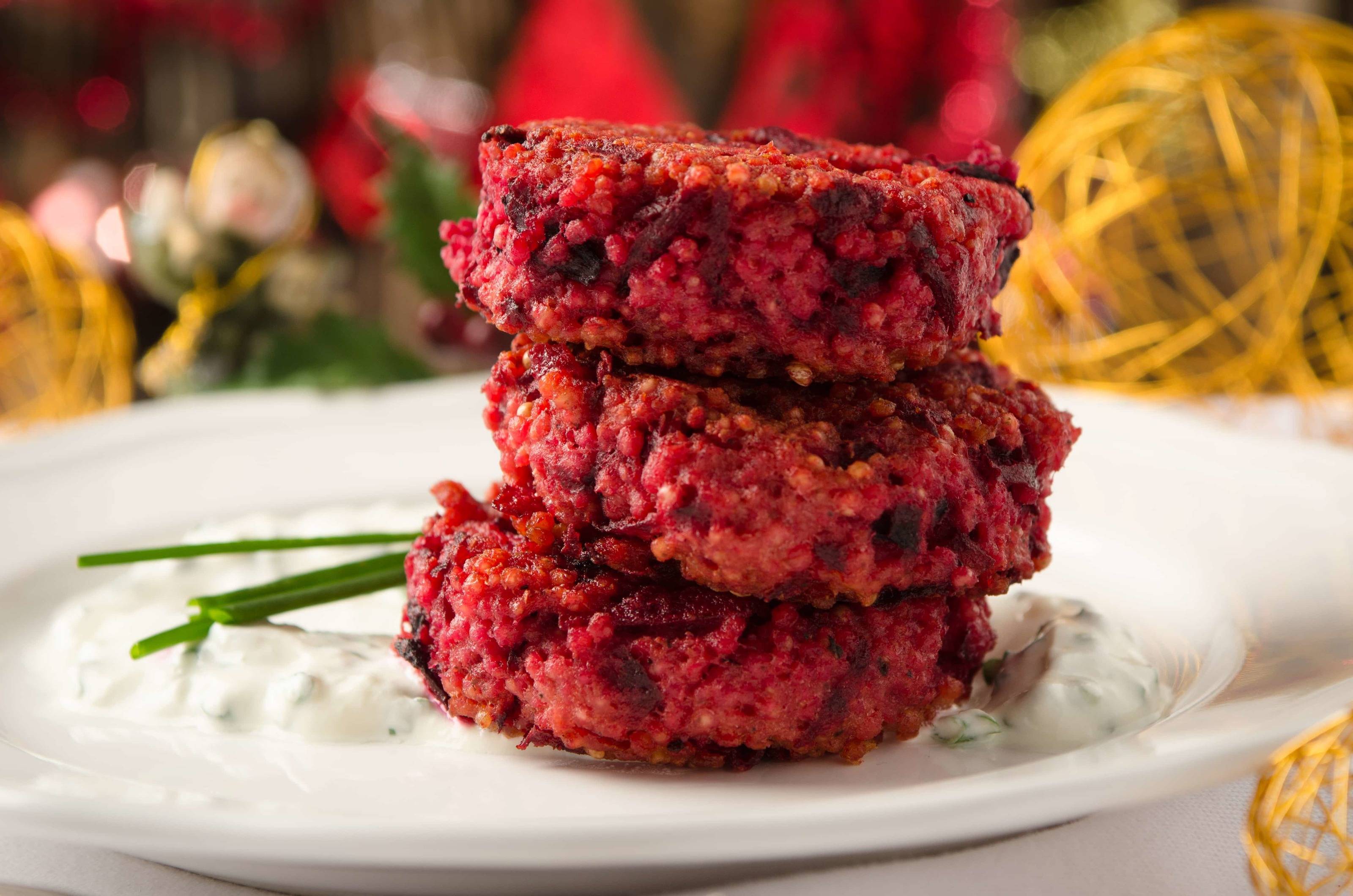 Rote-Rüben-Goldhirse-Laibchen mit Sauerrahm-Schnittlauch-Dip