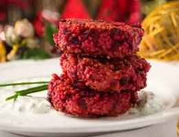 Rote-Rüben-Goldhirse-Laibchen mit Sauerrahm-Schnittlauch-Dip Rote-Rüben-Goldhirse-Laibchen mit Sauerrahm-Schnittlauch-Dip