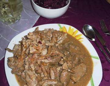 Wildragout mit Kletzenknödel und Apfelrotkraut Wildragout mit Kletzenknödel und Apfelrotkraut