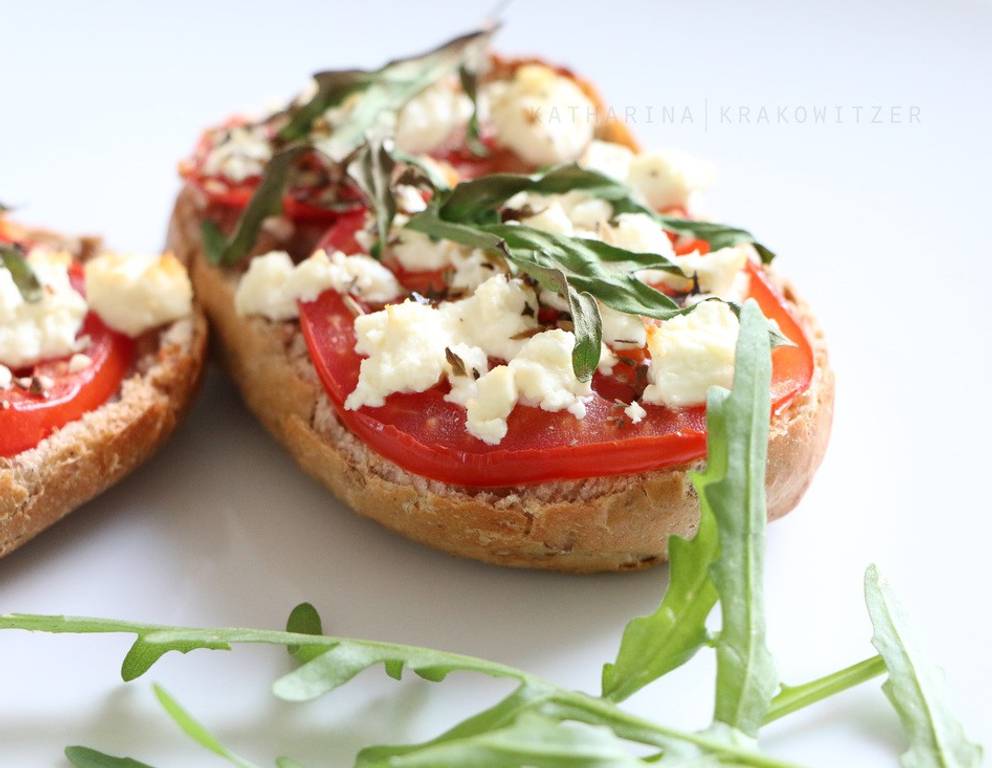 Tomaten-Schafkäse-Brötchen Tomaten-Schafkäse-Brötchen