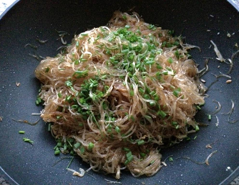 Gebratene Sojasprossen mit Glasnudeln Gebratene Sojasprossen mit Glasnudeln