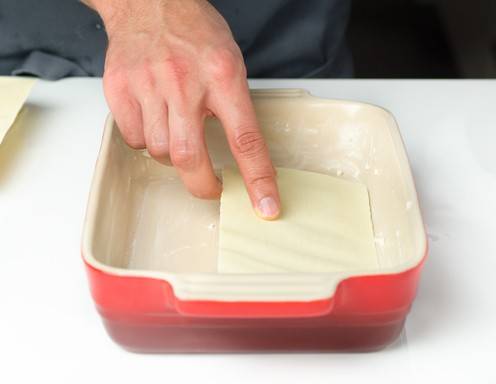 Schritt 3: Eine Schicht Lasagneblätter in die Form füllen.