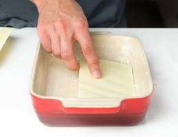 Schritt 3: Eine Schicht Lasagneblätter in die Form füllen.