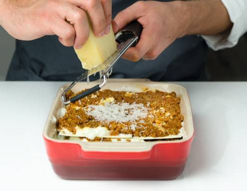 Schritt 12: Die Lasagne mit geriebenem Parmesan bestreuen.