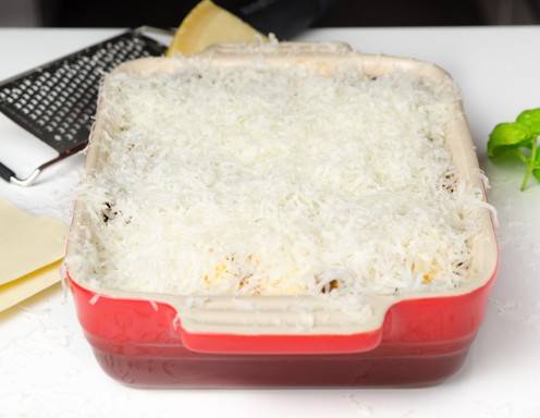 Schritt 13: Die fertig geschichtete Lasagne in das vorgeheizte Backrohr schieben und bei 200-220 °C ca. 20 Minuten überbacken.