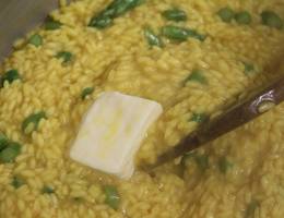Schmelzende Butter im Risotto - der letzte Schliff für den Risottogenuss! Schmelzende Butter im Risotto - der letzte Schliff für den Risottogenuss!