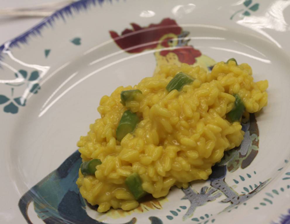Safran-Spargel-Risotto auf wunderschönem Riso Gallo Teller.  Safran-Spargel-Risotto auf wunderschönem Riso Gallo Teller.
