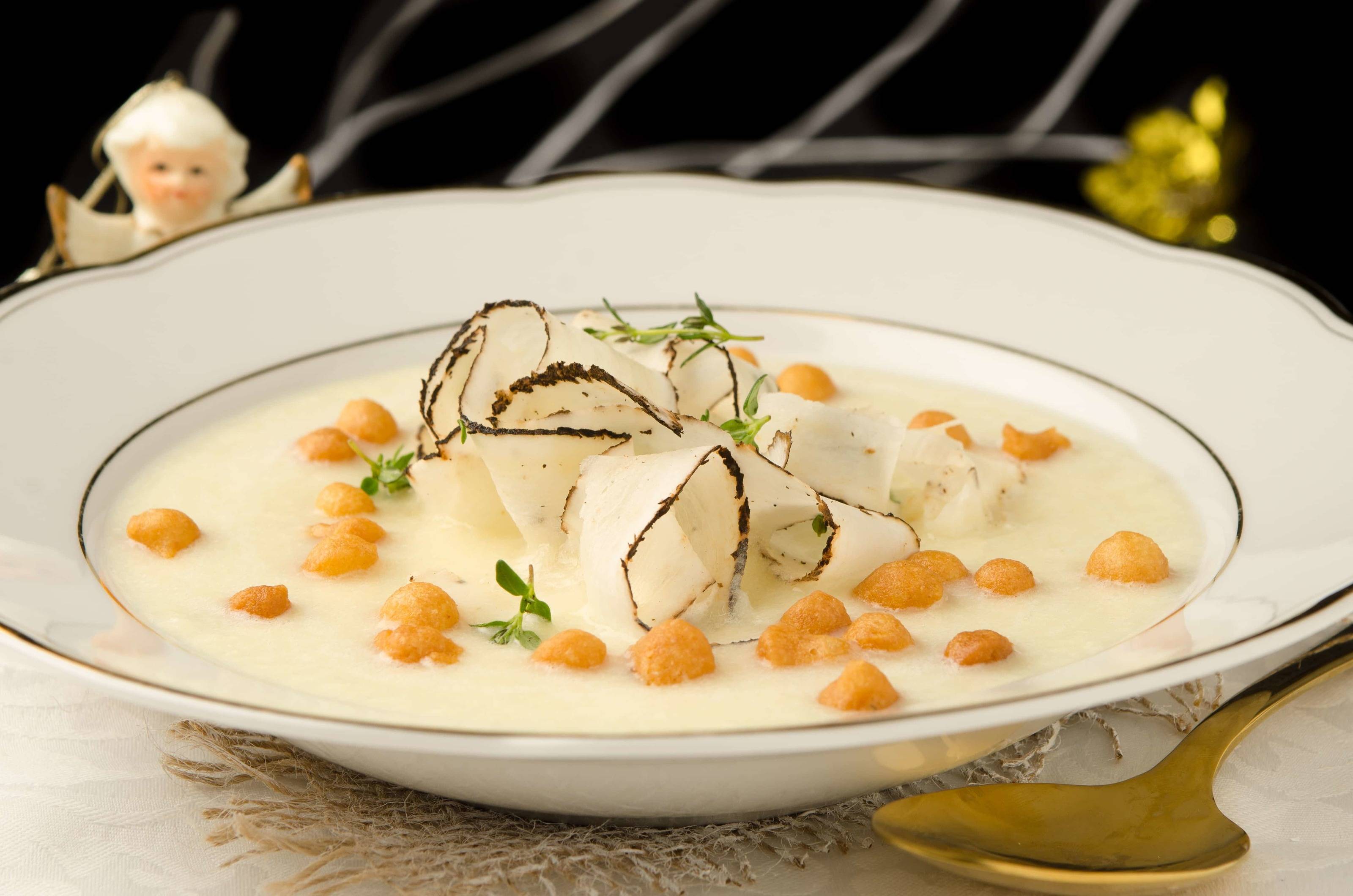 Schwarzwurzel-Suppe mit Backerbsen und Salat Rezept