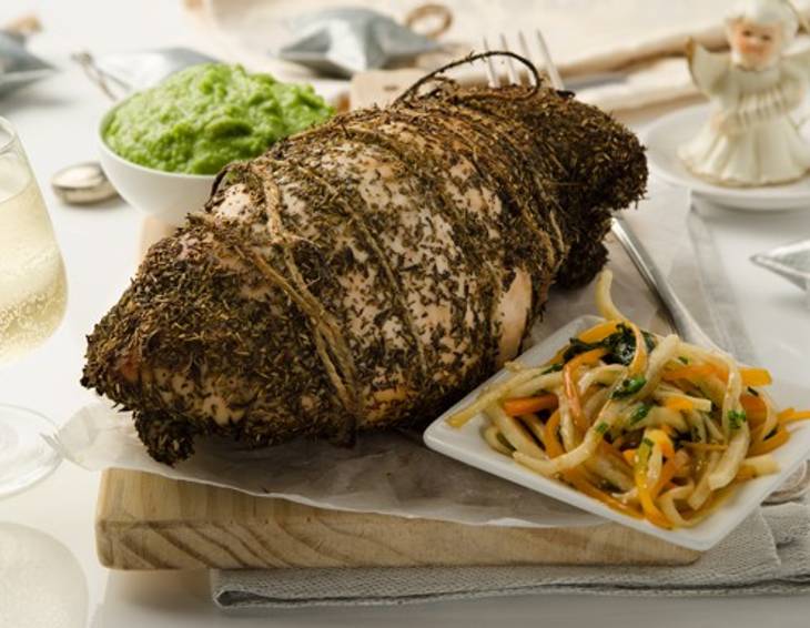 Truthahnrollbraten auf Erbsenpüree Truthahnrollbraten auf Erbsenpüree