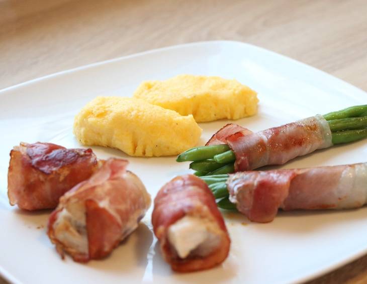 Schweinsmedaillons im Speckmantel mit Bohnen und Polenta