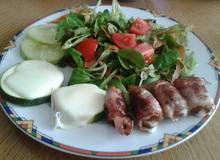 Salat mit Schafskäse-Datteln im Speckmantel Salat mit Schafskäse-Datteln im Speckmantel