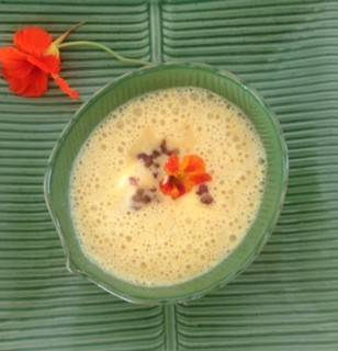Karottensuppe mit Speckwürferl und Kapuzinerkresse