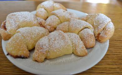 Rahmkipferl mit Marmelade