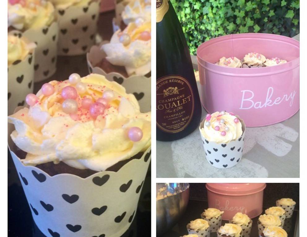 Schokoladen-Cupcakes mit Vanillebuttercreme Topping Schokoladen-Cupcakes mit Vanillebuttercreme Topping