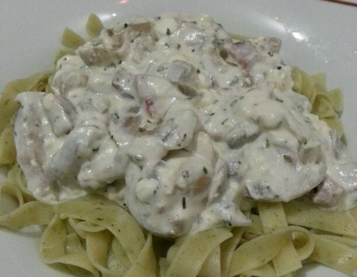 Kräuternudeln mit Champignon-Sauce Kräuternudeln mit Champignon-Sauce