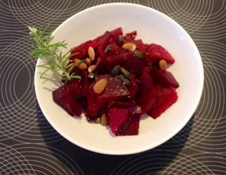 Rote-Rüben-Salat mit Nüssen Rote-Rüben-Salat mit Nüssen