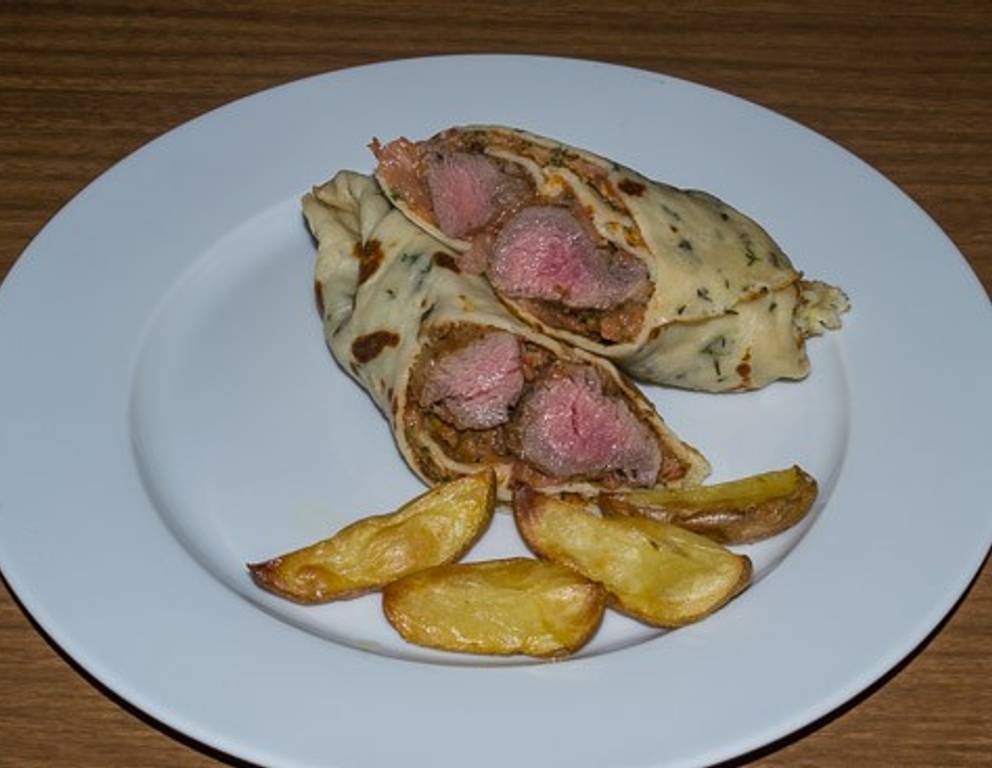 Lammfilets im Thymianpalatschinkenmantel Lammfilets im Thymianpalatschinkenmantel