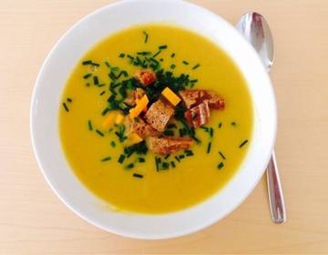 Gemüsesuppe mit Brotcroûtons Gemüsesuppe mit Brotcroûtons