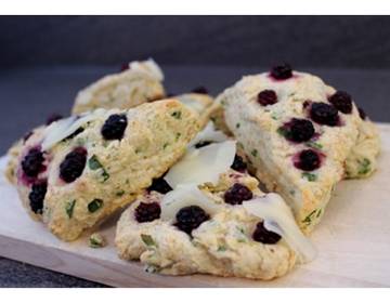 Jungzwiebel-Brombeer-Scones