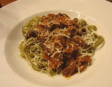 Fettuccine alla romana - Bandnudeln mit Hühnerlebersauce Fettuccine alla romana - Bandnudeln mit Hühnerlebersauce