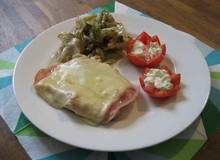 Überbackenes Hühnerfleisch mit gefüllten Tomaten Überbackenes Hühnerfleisch mit gefüllten Tomaten