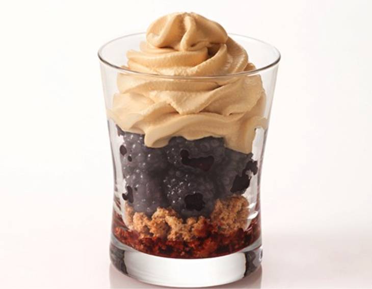 Mokkaschaum auf Brombeeren Mokkaschaum auf Brombeeren