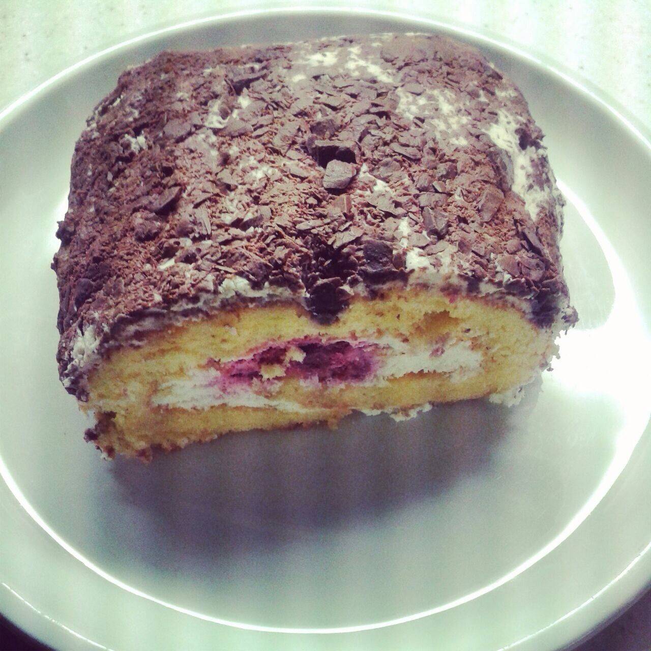 Himbeerroulade mit Schokoflocken Rezept - ichkoche.de