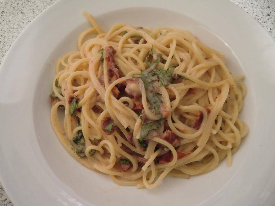 Nudeln mit veganer Tomaten-Basilikum-Sauce
