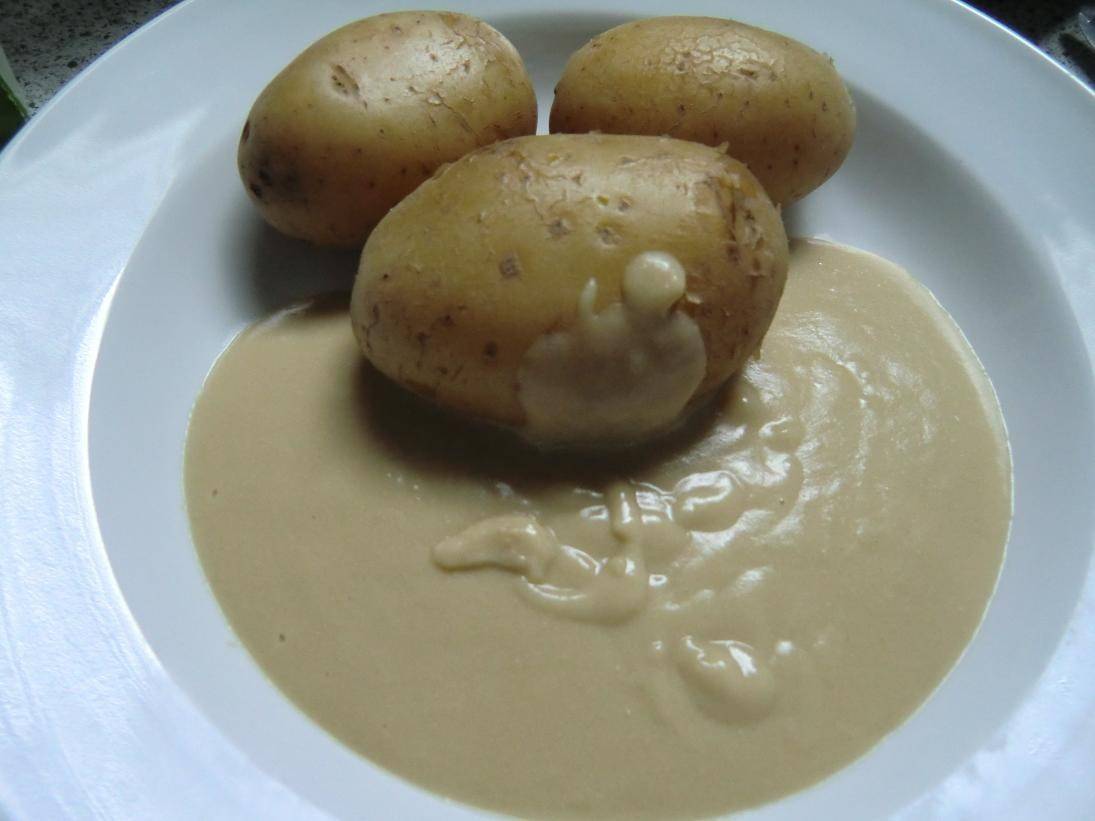 Kartoffeln mit veganer Käsesauce
