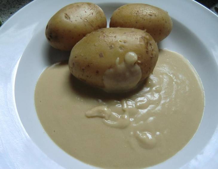 Kartoffeln mit veganer Käsesauce