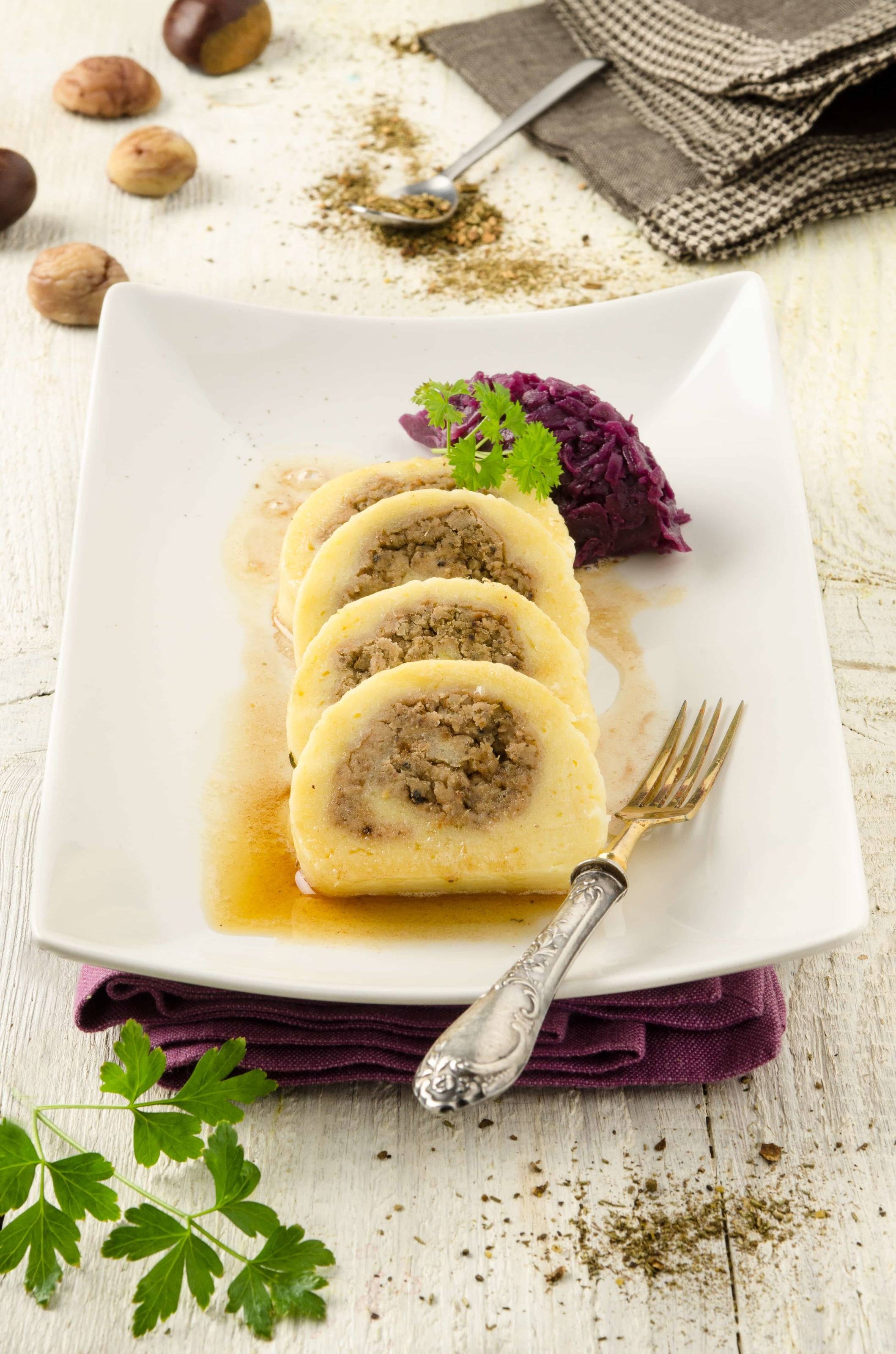 Erdäpfel-Maroni-Roulade mit Rotkraut