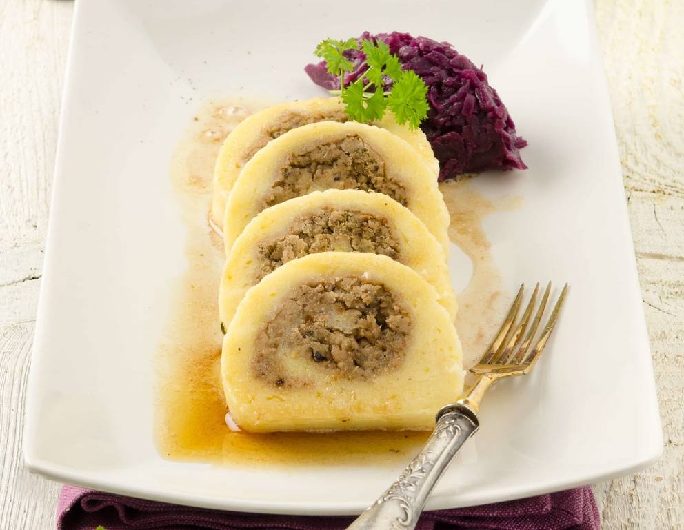 Erdäpfel-Maroni-Roulade mit Rotkraut Erdäpfel-Maroni-Roulade mit Rotkraut