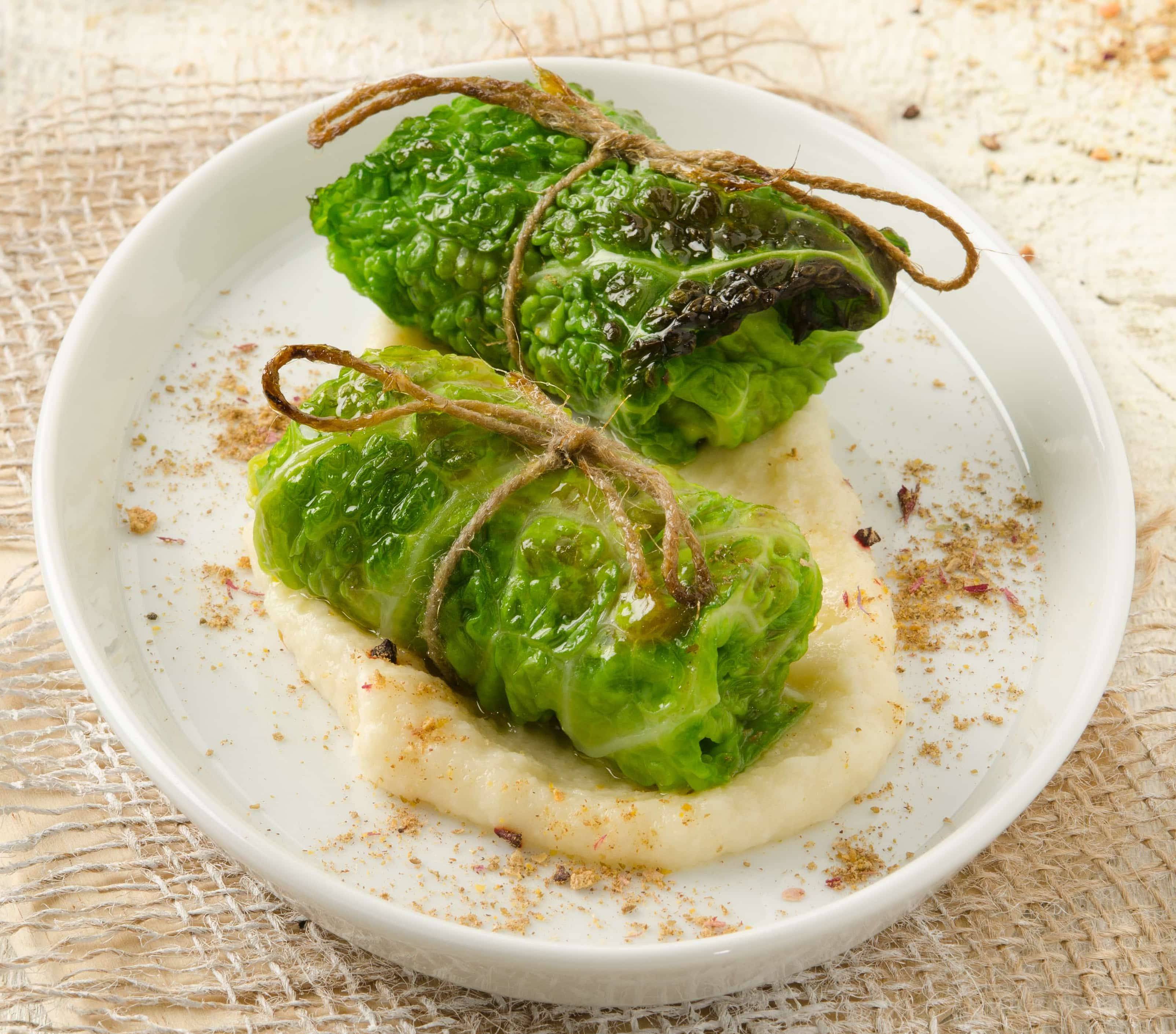 Kohlrouladen mit Erdäpfel-Apfel-Püree