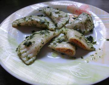 Ravioli mit Kürbis-Hüttenkäse-Füllung Ravioli mit Kürbis-Hüttenkäse-Füllung