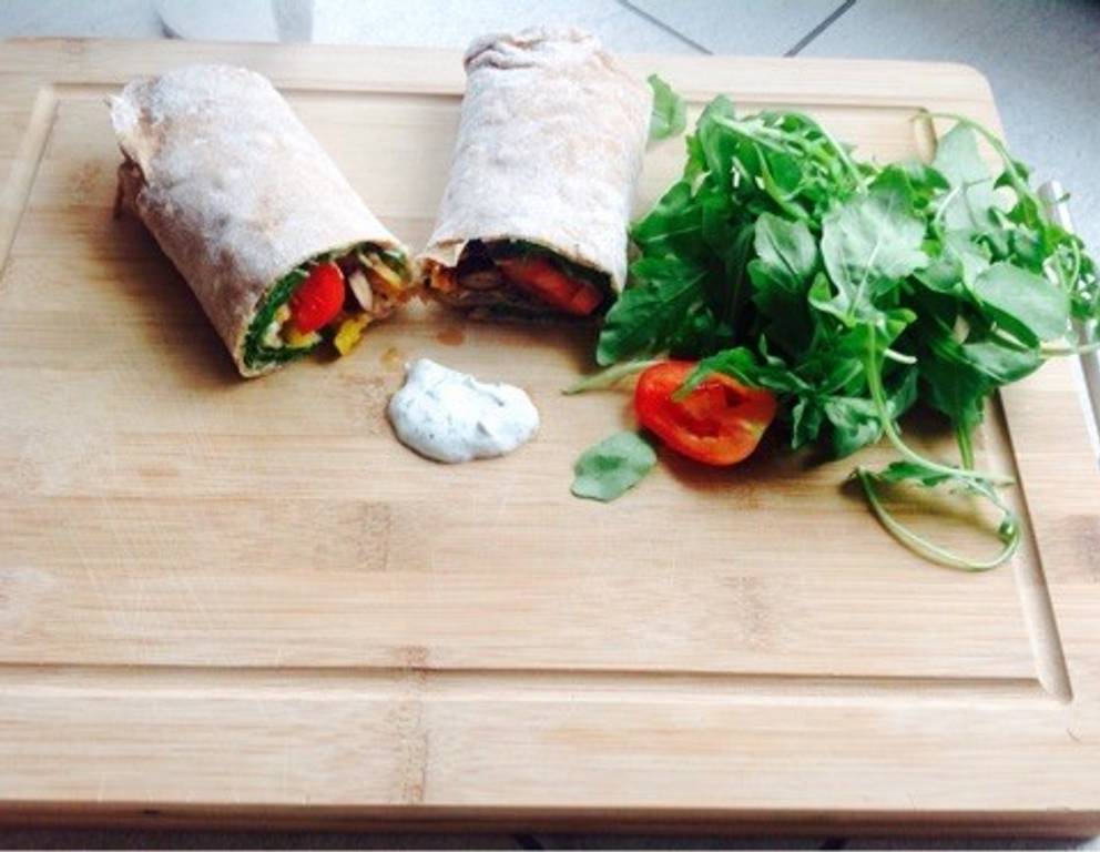 Vollkorn-Wraps mit Rucola, Mozzarella und Käferbohnen Vollkorn-Wraps mit Rucola, Mozzarella und Käferbohnen