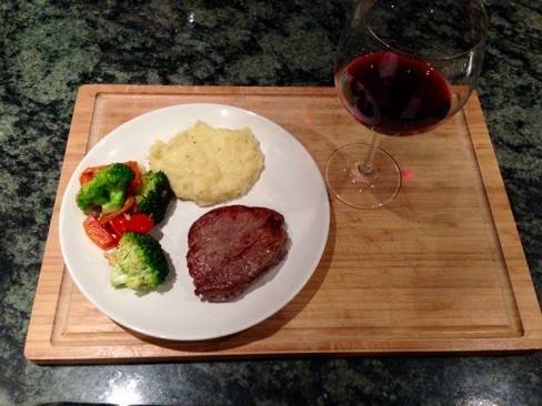 Rinderfilet-Steak mit Kartoffelpüree und Gemüse