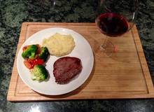Rinderfilet-Steak mit Kartoffelpüree und Gemüse