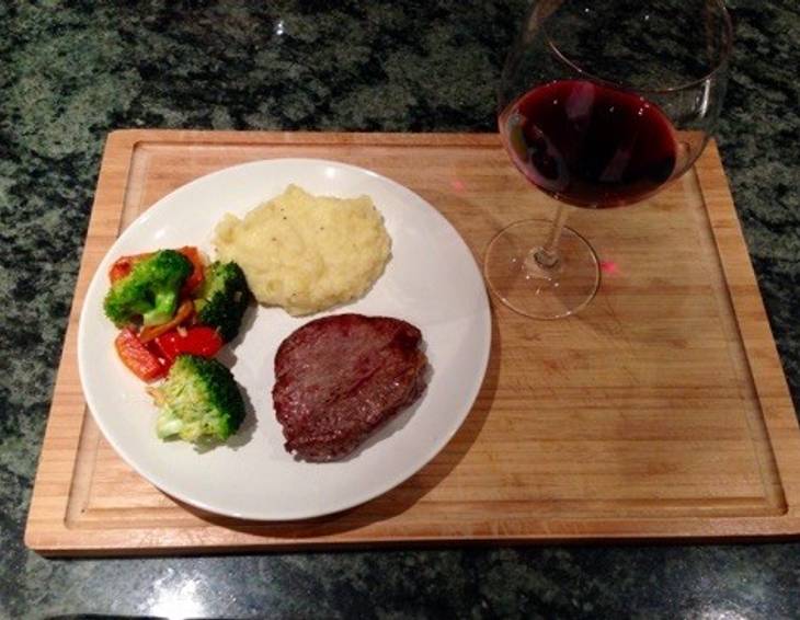 Rinderfilet-Steak mit Kartoffelpüree und Gemüse