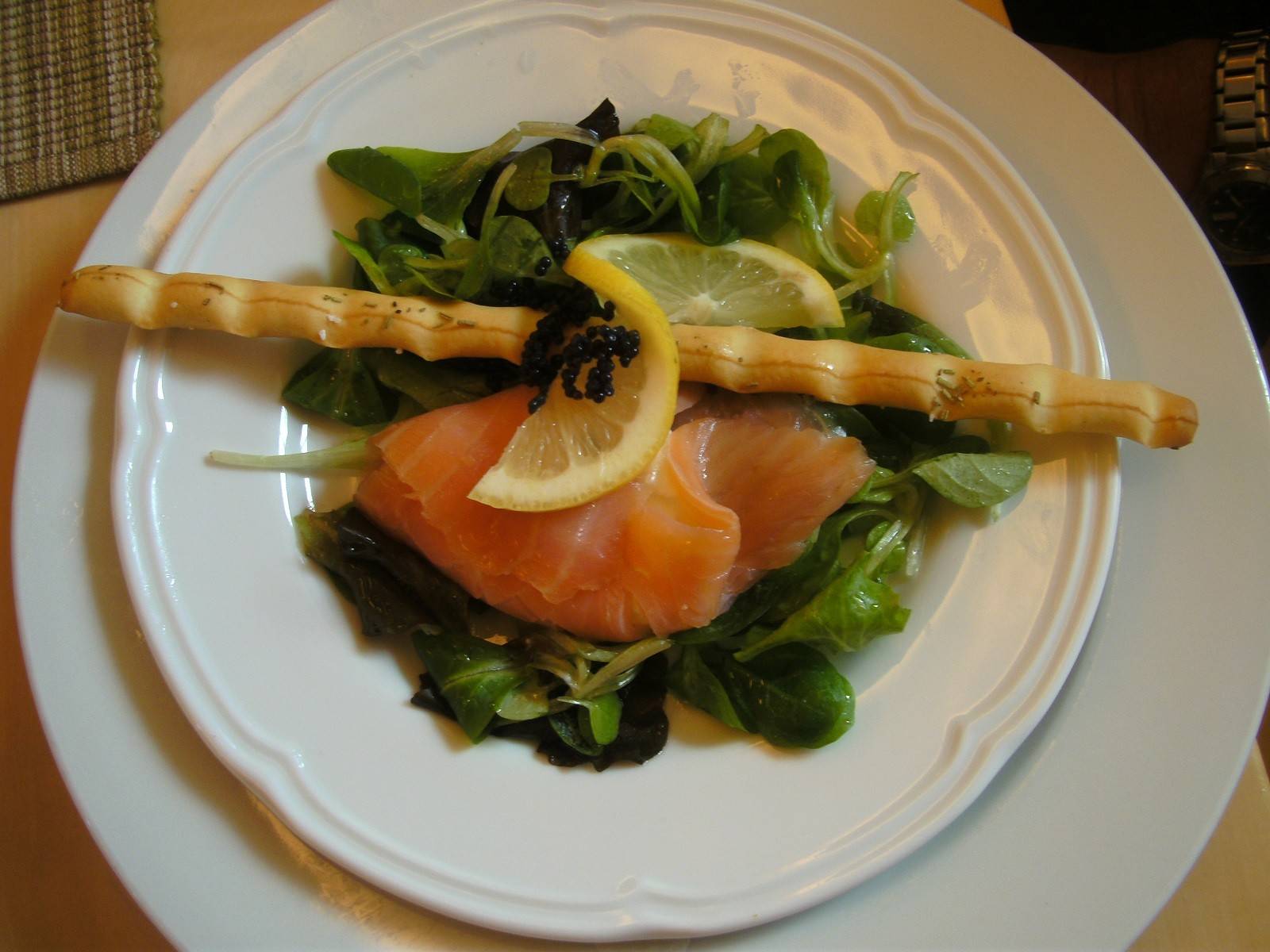 Gefüllter Lachs auf Vogerlsalat