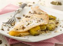 Palatschinken mit Honig-Bananen und Kürbiskernen Palatschinken mit Honig-Bananen und Kürbiskernen