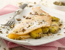 Palatschinken mit Honig-Bananen und Kürbiskernen Palatschinken mit Honig-Bananen und Kürbiskernen