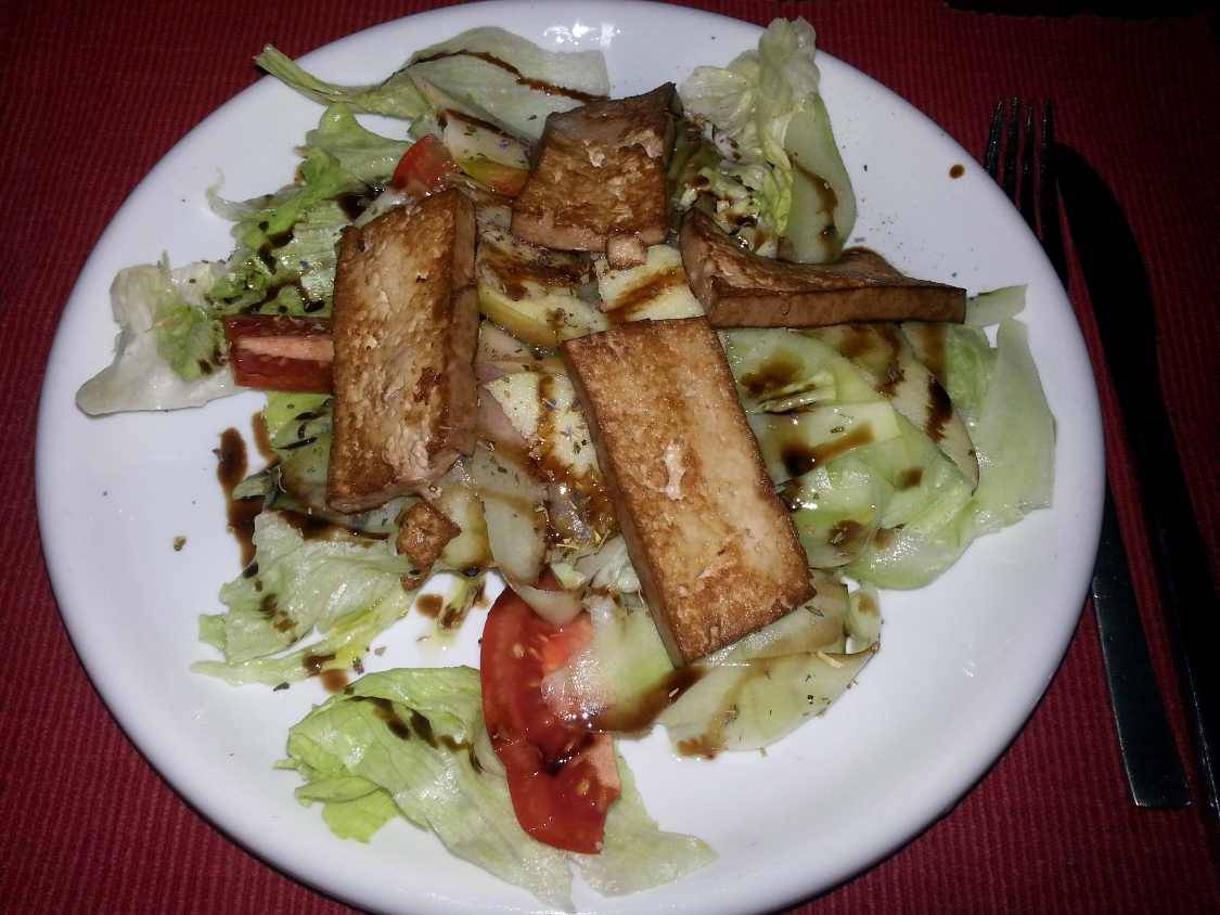 Salat mit Apfel und gebratenem Tofu