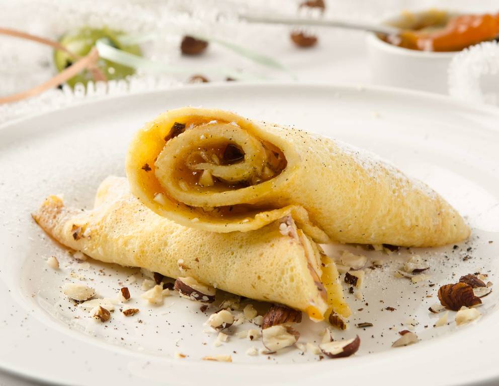 Palatschinken mit Bratapfelmarmelade und Haselnüssen Palatschinken mit Bratapfelmarmelade und Haselnüssen