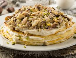 Palatschinken-Torte mit Vanille-Sternanis-Creme und Maroni