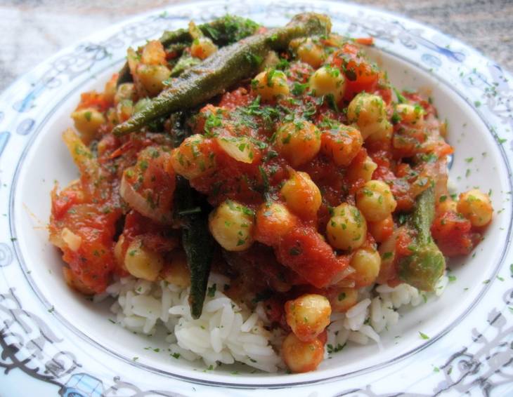 Okraschoten mit Kichererbsen in Tomatensauce