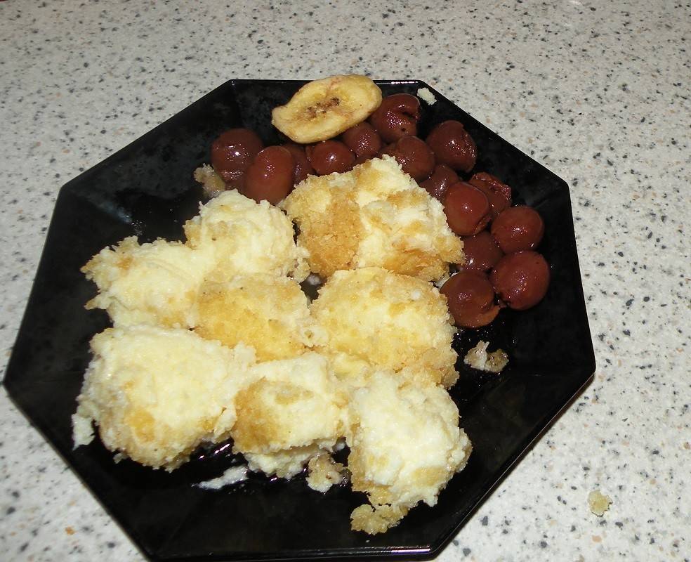 Topfenknödel in Kokos-Bananenbrösel mit Kirschkompott