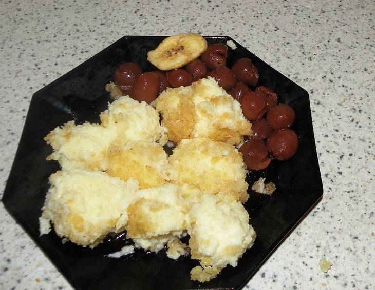 Topfenknödel in Kokos-Bananenbrösel mit Kirschkompott