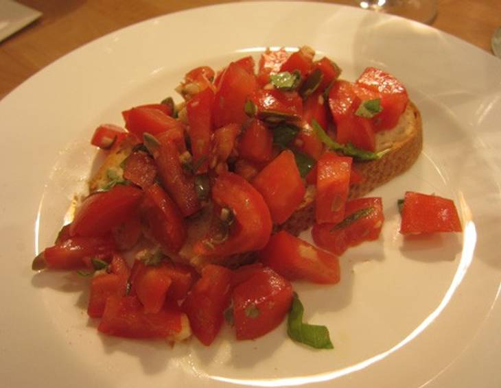 Bruschetta mit Paradeiser Bruschetta mit Paradeiser