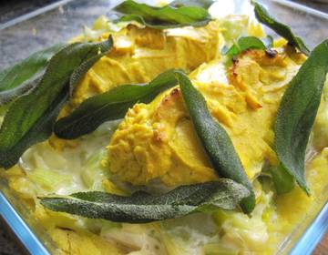 Fisch-Porree Auflauf mit frittierten Salbeiblättern Fisch-Porree Auflauf mit frittierten Salbeiblättern