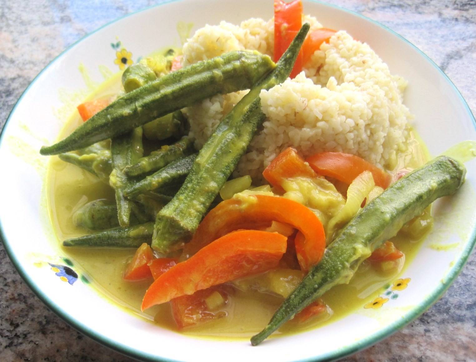 Bananencurry mit Okraschoten